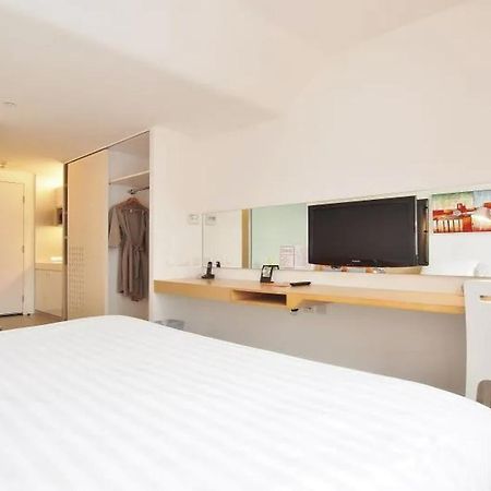 60 West Hotel Хонконг Екстериор снимка