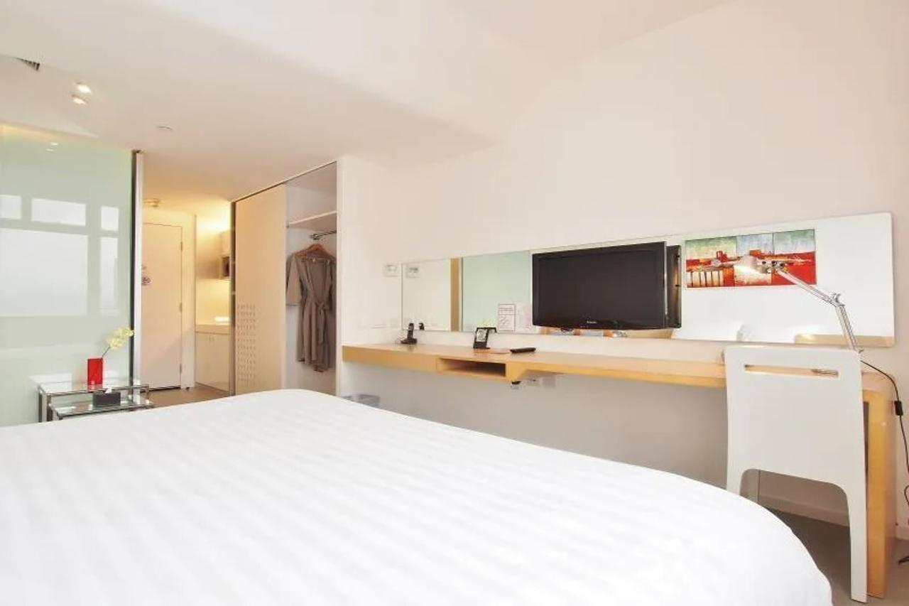 60 West Hotel Хонконг Екстериор снимка