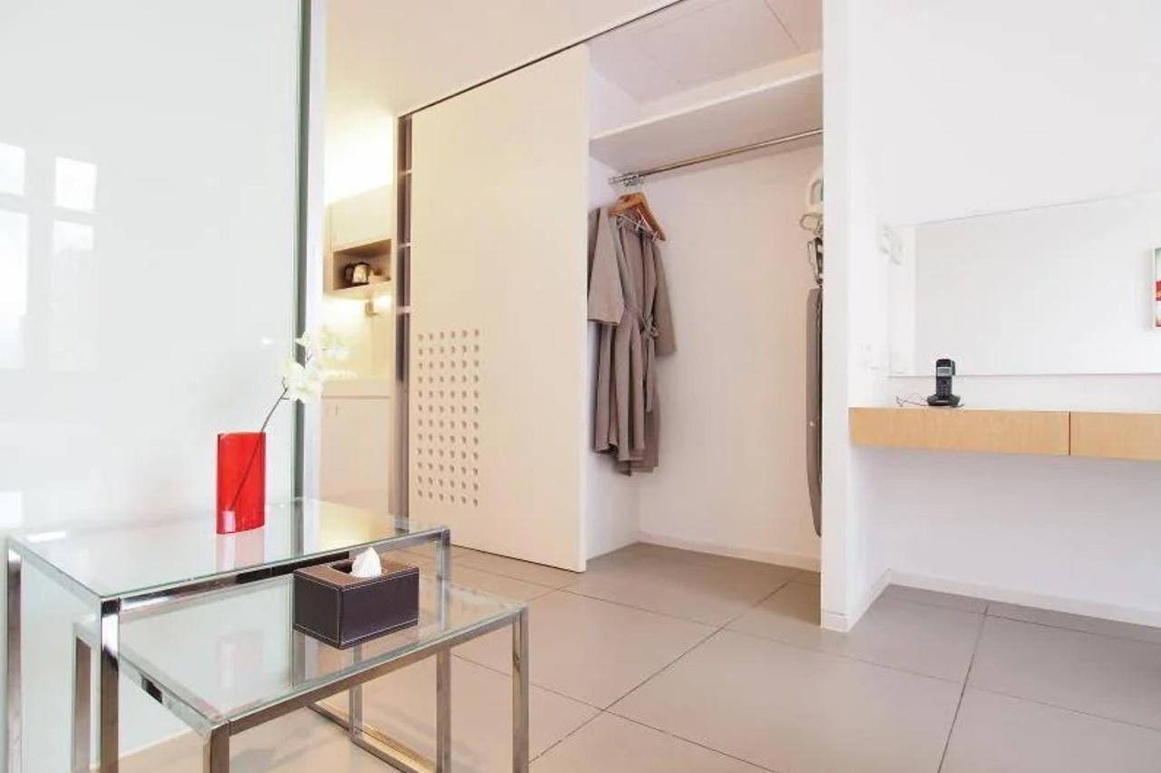 60 West Hotel Хонконг Екстериор снимка