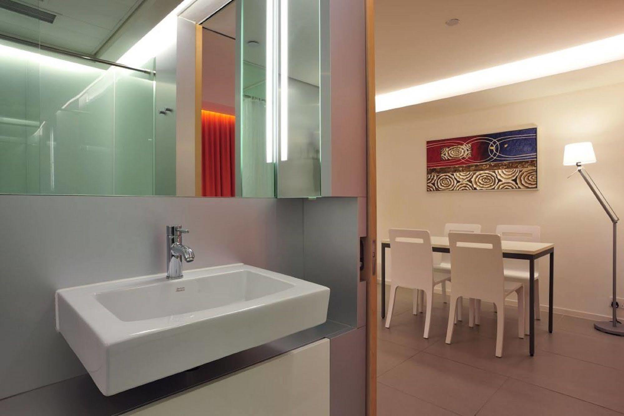 60 West Hotel Хонконг Екстериор снимка