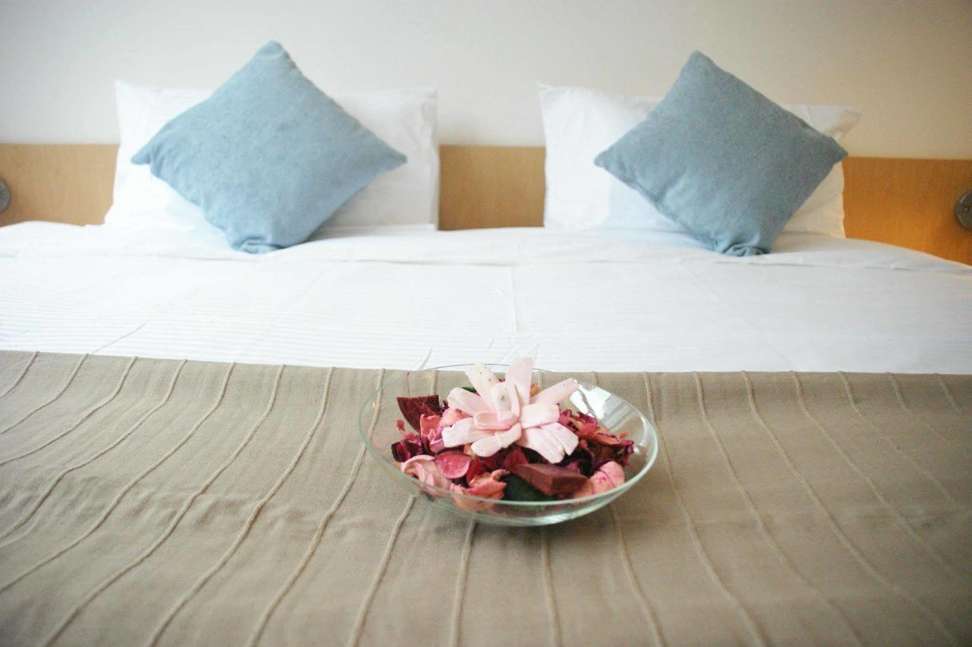 60 West Hotel Хонконг Екстериор снимка