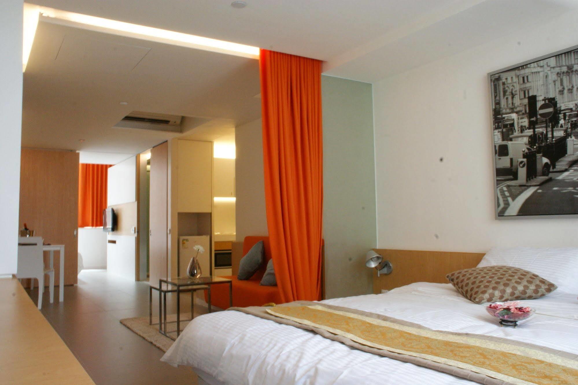 60 West Hotel Хонконг Екстериор снимка