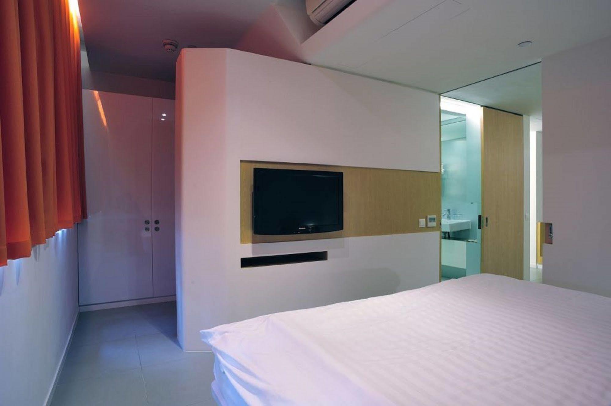 60 West Hotel Хонконг Екстериор снимка
