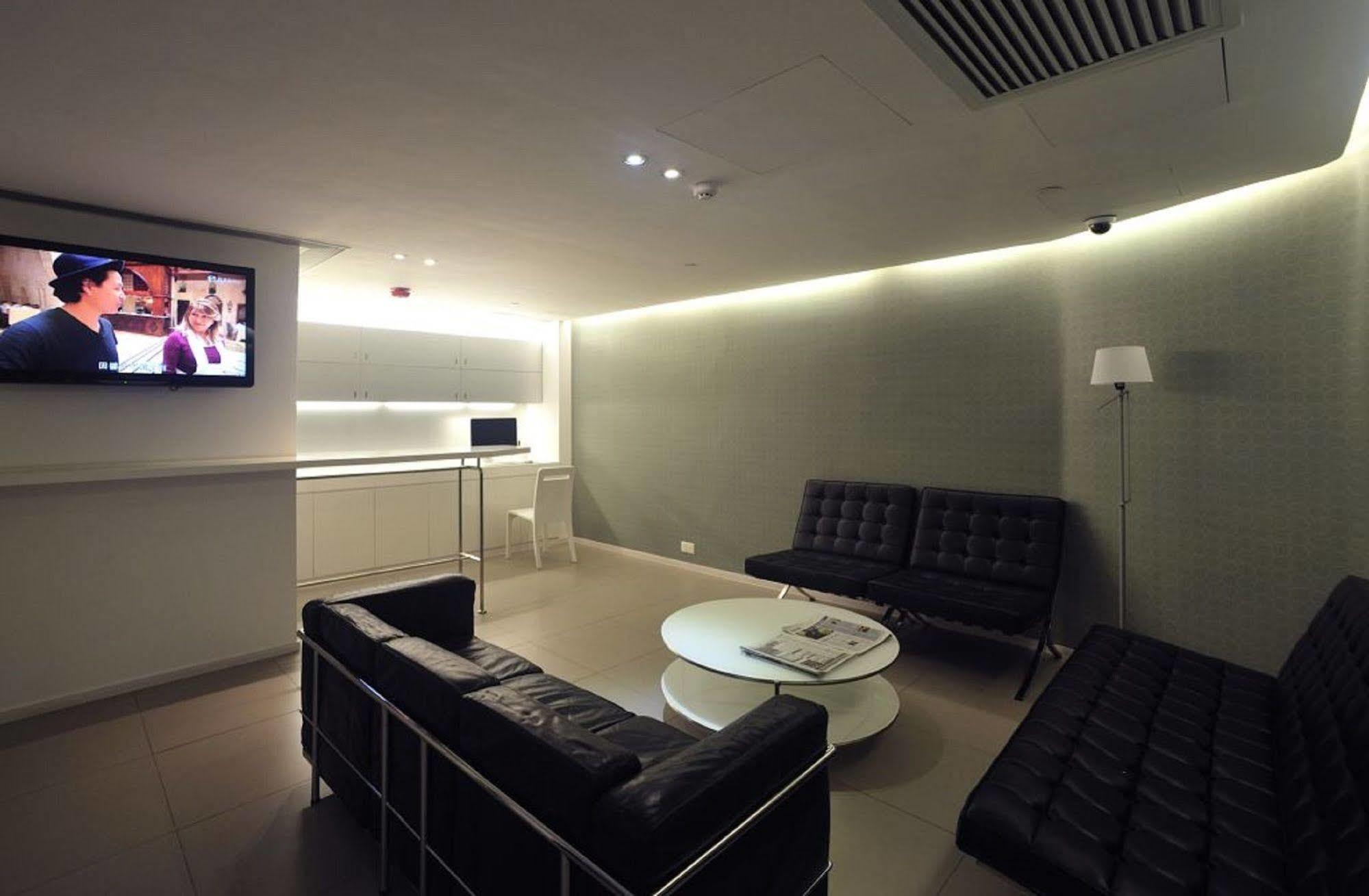 60 West Hotel Хонконг Екстериор снимка